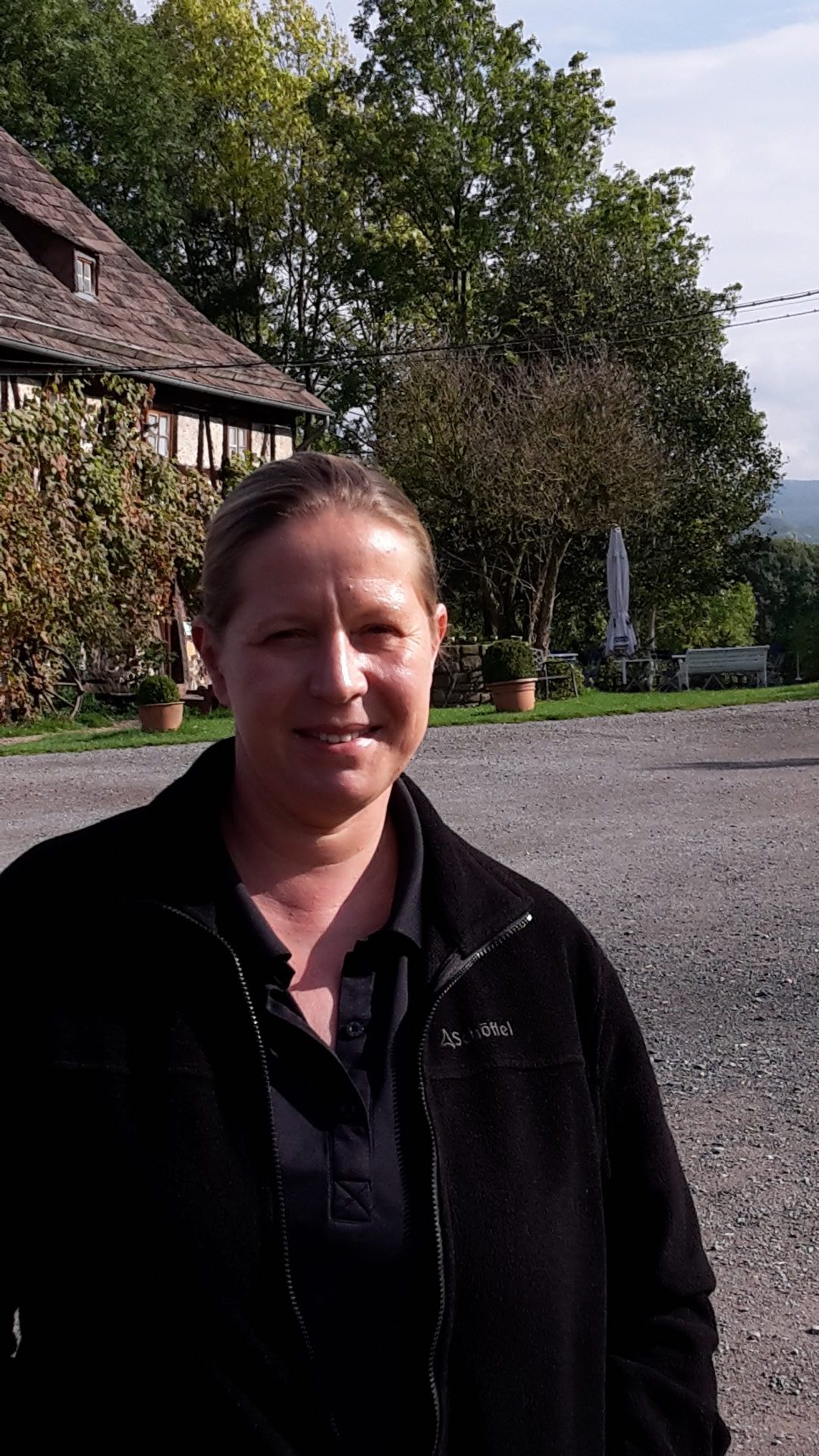 Frau vor ländlicher Kulisse